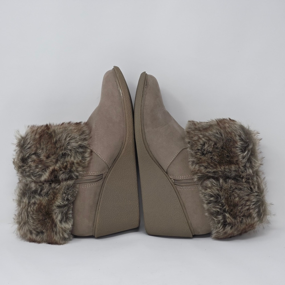 a.n.a Womens Taupe Faux Suede Fur Trim Wedge Ankle Booties Side Zip Buckle 10in